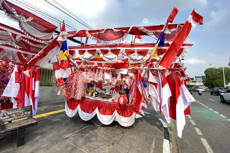 Pedagang Atribut 17 Agustus Berjualan di Trotoar, Pemprov DKI Minta Fungsi Pejalan Kaki Dijaga