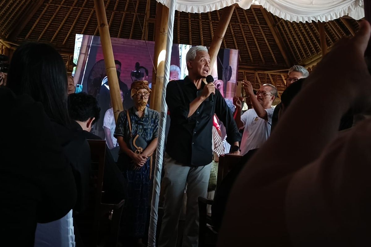 Bakal calon presiden Ganjar Pranowo dalam acara Spill Gagasan Mas GP dengan Badan Eksekutif Mahasiswa se-Bali di Taman Inspirasi Munting Siokan, Sanur, Bali, pada Rabu (1/11/2023). 