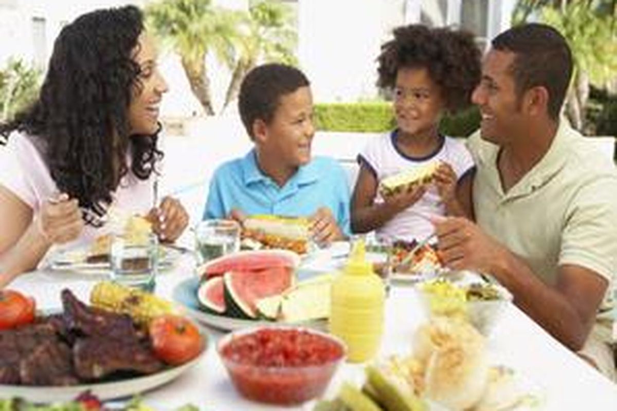 Makan bersama bantu tingkatkan hubungan harmonis keluarga. Biasakan kegiatan ini sejak dini untuk mempererat kedekatan keluarga.