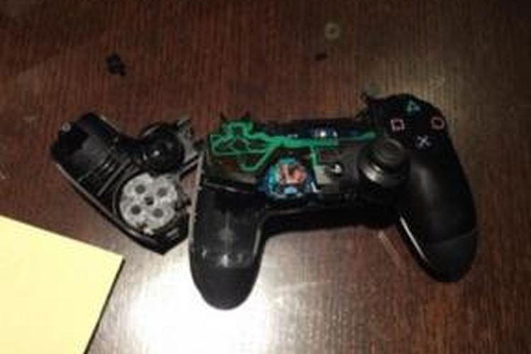 Joystick Playstation 4 yang rusak akibat dibanting bek Real Madrid, Dani Carvajal.