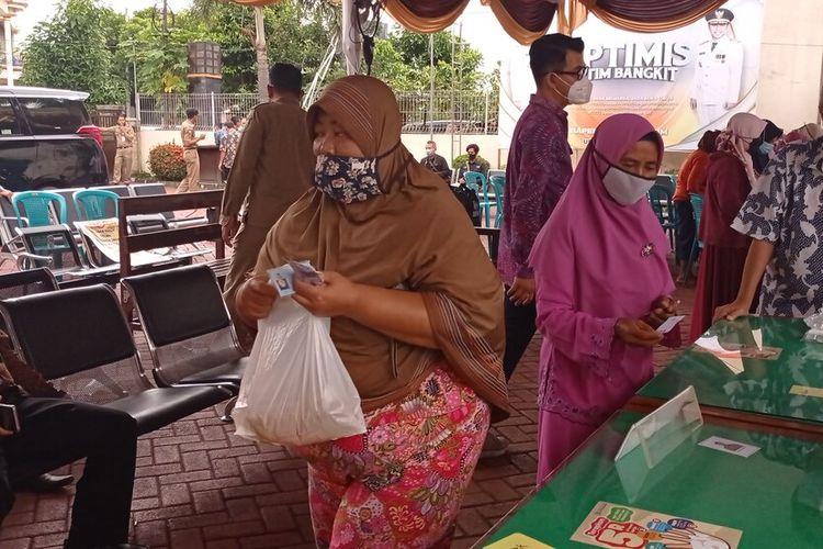 Warga Magetan mendapat 2 liter minyak goreng operasi pasar yang dilakukan Pemrov Jawa Timur. Saat ini minyak goreng di pasar Sayur Magetan masih langka, pedagang kesulitan mendapat pasokan dari pabrik minyak goreng.