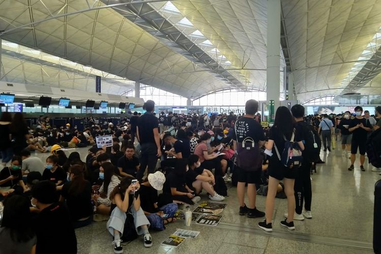 Suasana bandara Hong Kong, Senin (12/08/2019)