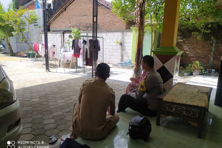 Kondisi rumah Sutikah (55) wanita lanjut usia asal Desa Mejobo, Kecamatan Mejobo, Kabupaten Kudus, Jawa Tengah yang ditutup tembok oleh tetangganya, Senin (7/3/2022).