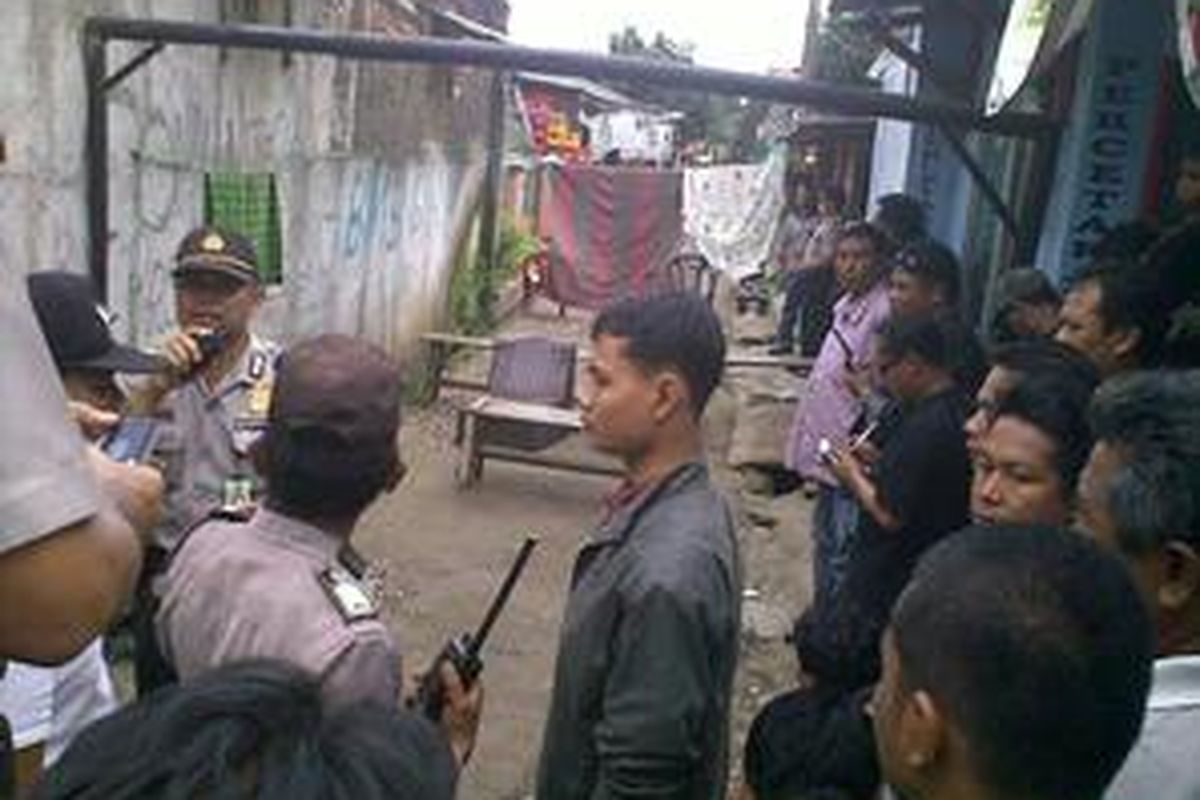 Selain penggerebekan di Ruko Siliwangi, dekat Pamulang Square, Pamulang, dalam waktu berdekatan polisi juga menggerebek sebuah rumah di Gang Asem, Jalan Setiabudi, Pamulang, Selasa (9/3/2010). 