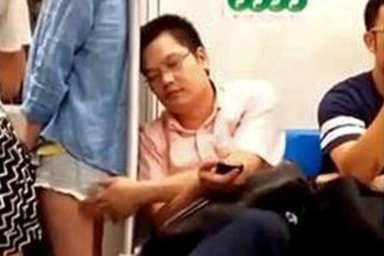 Wang Qikang, seorang pejabat pemerintah China, terekam video sedang meremas paha seorang penumpang perempuan di atas kereta bawah tanah Shanghai.