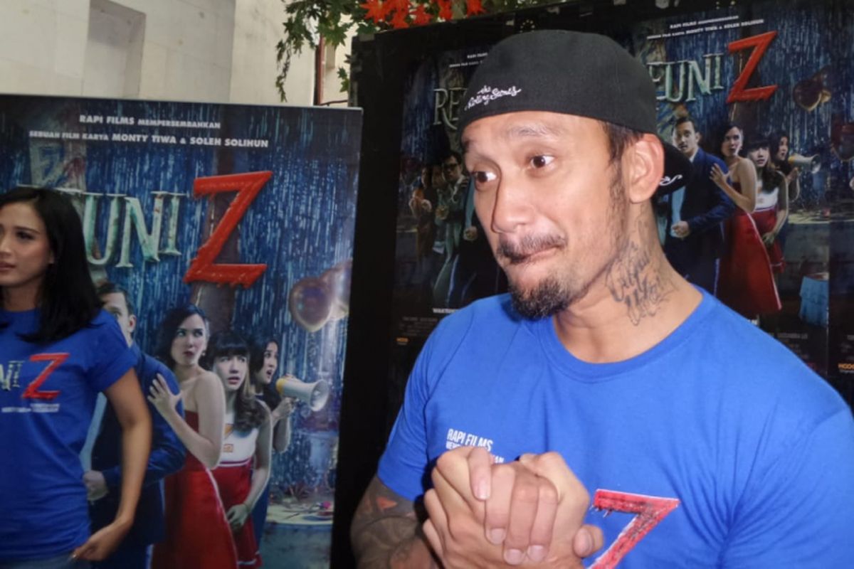 Tora Sudiro berpose di sela acara jumpa pers film Reuni Z di XXI Epicentrum, Kuningan, Jakarta Selatan, Kamis (5/4/2018).