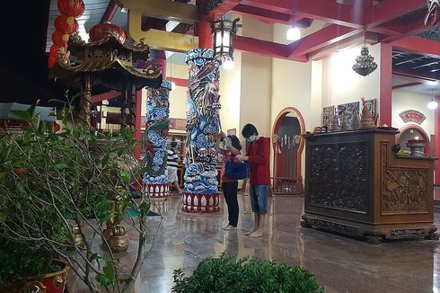 Melihat Umat Sembahyang dengan Khusyuk di Vihara Avalokitesvara, Wihara Tertua di Banten