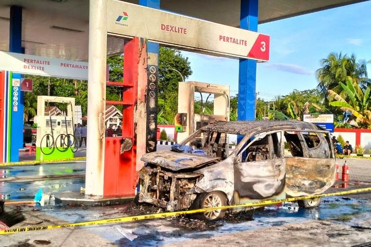 Sebuah mobil minibus terbakar di sentra pengisian bahan bakar umum (SPBU) Desa Lare-lare, Kecamatan Bua, Kabupaten Luwu, Sulawesi Selatan, Kamis (04/8/2022) sore.