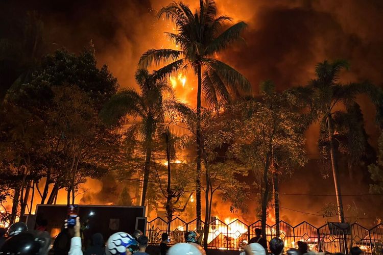 Gedung DPRD Makassar, Jalan A P Pettarani, Kota Makassar, Sulsel, yang dibakar ribuan massa dalam unjuk rasa ricuh. Jumat (29/8/2025).