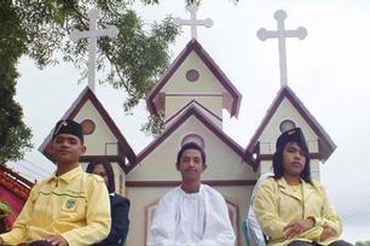 Pawai Perkenalan (Taaruf) oleh 33 kontingen MTQ, Kamis (7/6/2012) berlangsung meriah di Kota Ambon. Para peserta Taaruf berpawai menggunakan kendaraan hias berbagai bentuk yang melambangkan pesan kerukunan antarumat beragama.