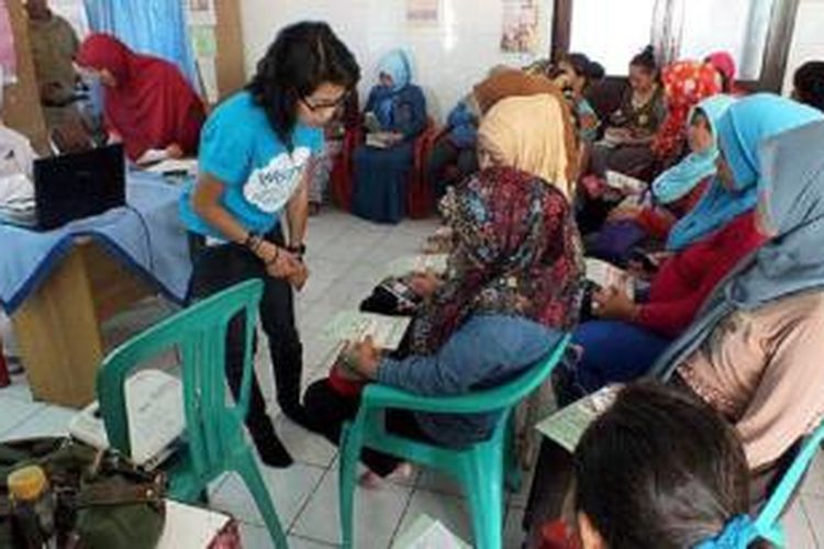 Relawan dari Yayasan Ibu memberikan penjelasan mengenai SMS Bunda kepada ibu hamil di Kecamatan Ibun, Kabupaten Bandung, Jawa Barat, Rabu (18/11).