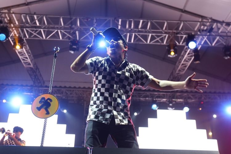 Aksi Tipe X saat tampil pada acara Synchronize Festival 2017 di Gambir Expo Kemayoran, Jakarta, Jumat (06/10/2017). Acara musik ini akan berlangsung selama tiga hari hingga Minggu 8 Oktober.