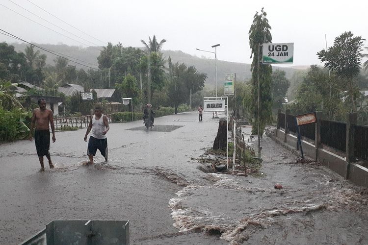 Foto : Banjir bandang merendam puluhan rumah warga, puskesmas, dan gedung sekolah di Desa Egon, Kecamatan Waigete, Kabupaten Sikka, Flores, NTT, Minggu (29/12/2019).