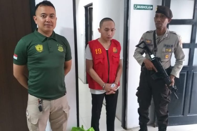 AS, anak Ketua DPRD Kota Ambon, tersangka penganiaya remaja hingga tewas diserahkan penyidik ke jaksa penuntut Kejaksaan Negeri Ambon, Jumat (22/9/2023)