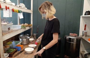 Charlotte Peeters saat memasak mie ayam di warungnya