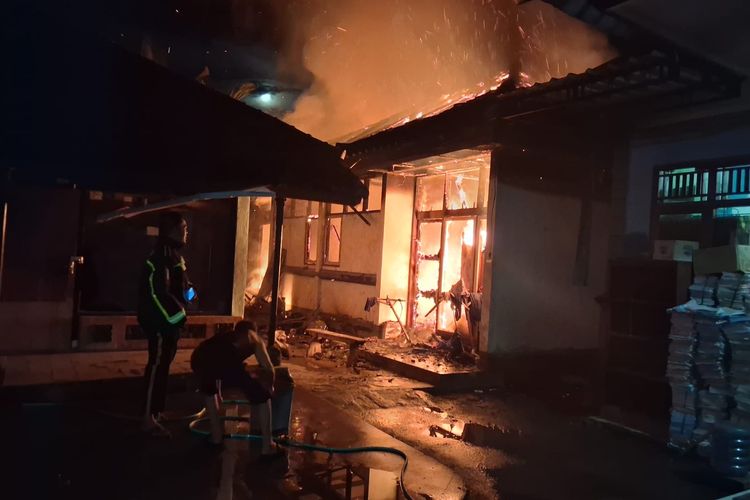 Ditinggal Sembahyang, Mes Guru SD di Buleleng Terbakar