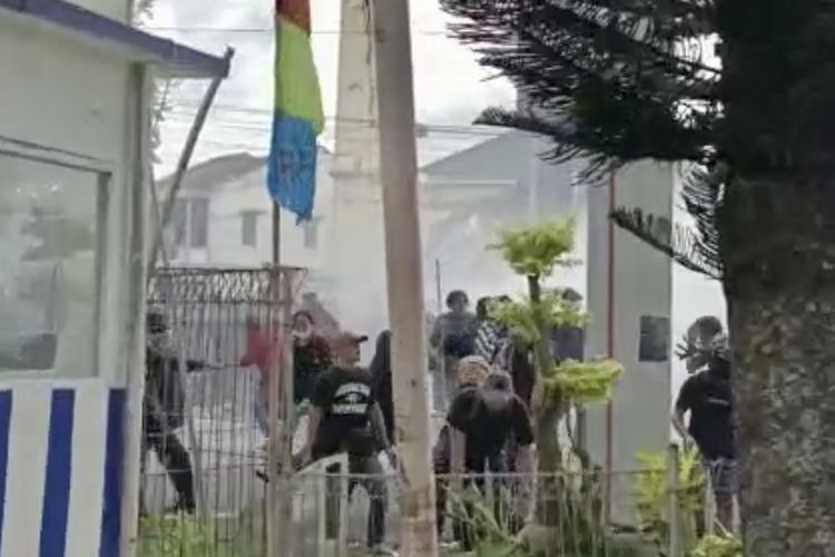 Sejumlah massa aksi penolakan UU Cipta Kerja dihalau semprotan water canon oleh aparat kepolisian saat kerusuhan pecah, Kamis (30/3/2023).