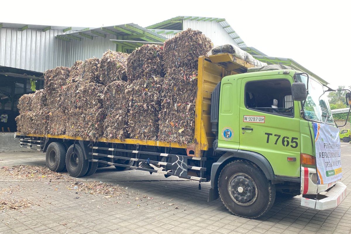 Refuse derived fuel (RDF) hasil produksi Tempat Pengolahan Sampah Reduce Reuse Recycle (TPS 3R) Banyuwangi yang dikirim ke PT Solusi Bangun Indonesia (SBI).