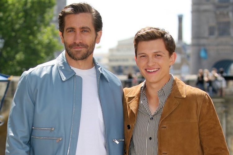 Aktor Jake Gyllenhaal (kiri) dan Tom Holland berpose pada promosi film Spider-Man: Far From Home di Tower of London, London, Inggris, pada 17 Juni 2019. 