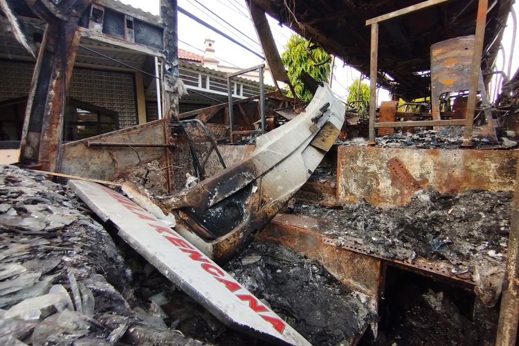Kondisi bus Pahala Kencana usai terbakar kemarin. Kerangka bus dibawa ke Mapolres Bangkalan, Senin (2/6/2025).
