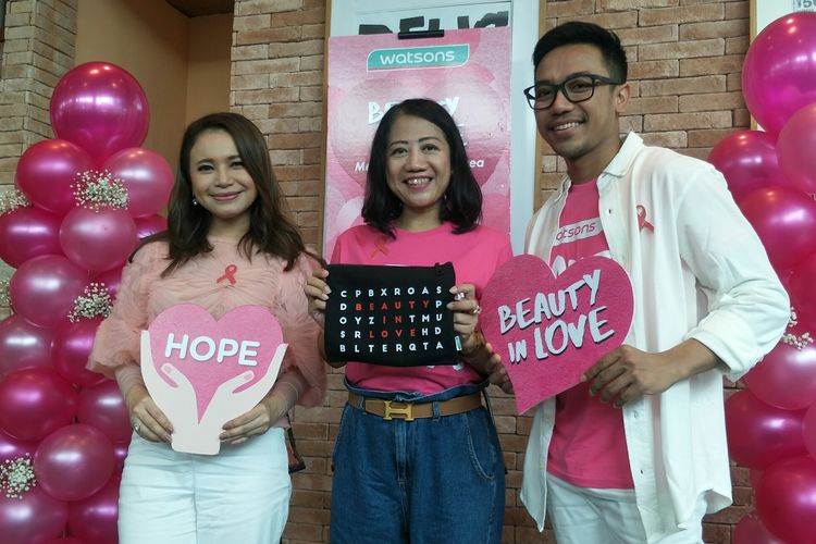 Penyanyi Rossa bersama Lilis Mulyawati selaku Presiden Direktur Watsons Indonesia dan make up artis Bubah Alfian dalam kegiatan Watson Beauty In Love di Kuningan City Mall, Jakarta Selatan, belum lama ini.  
