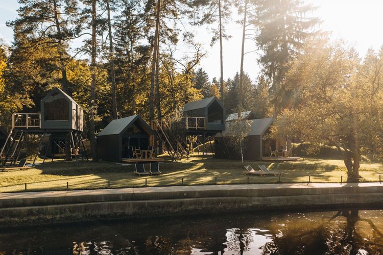 Pondok di Chocolate Village terletak menghadap ke sungai Drava di Slovenia