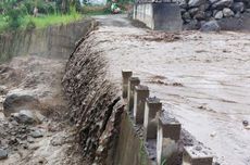 Diguyur Hujan Deras, Gunung Sinabung Keluarkan Banjir Lahar