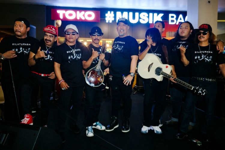 Artis komedi Indro Warkop DKI bersama grup band jenaka OM PMR (Orkes Moral Pengantar Minum Racun) saat jumpa pers di Toko Musik Bagus, Cilandak Town Square, Jakarta Selatan, Selasa (18/12/2018). 