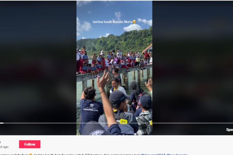 Mahasiswa UGM diantar warga dari dua desa saat berpamitan dari lokasi KKN (TikTok)