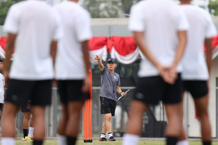 Shin Tae-yong saat memimpin pemusatan latihan timnas U19 Indonesia di Jakarta pada Jumat (26/8/2022).