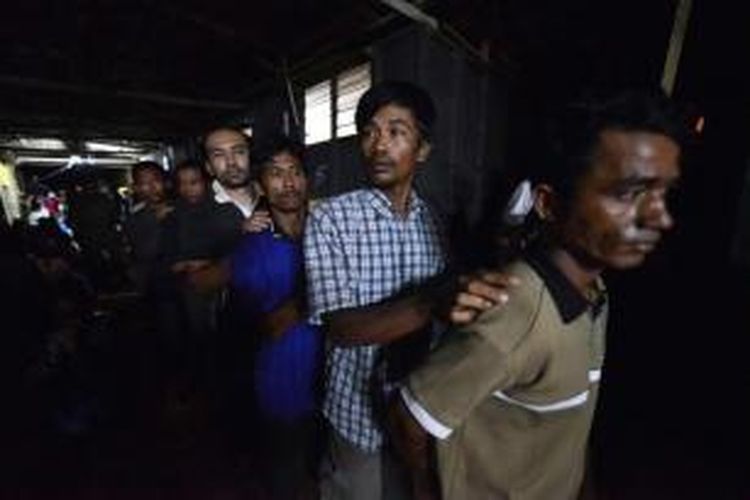 Para tenaga kerja ilegal yang ditangkap dalam razia petugas di Klang, Kuala Lumpur, Minggu (1/9/2013). Petugas menangkap 73 orang tenaga kerja ilegal yang sebagian besar dari Indonesia, Bangladesh, Myanmar, dan Nepal.
