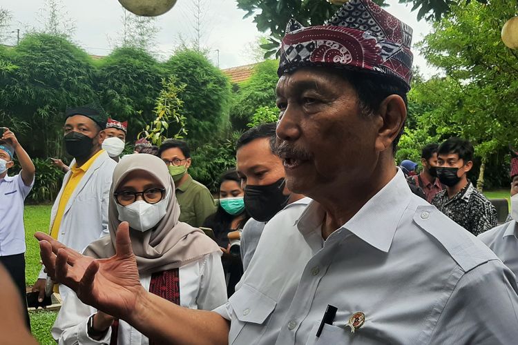 Menteri Koordinator Bidang Kemaritiman dan Investasi (Menko Marves) Luhut Binsar Pandjaitan saat melakukan kunjungan kerja di Pendopo Kabupaten Banyuwangi, Jawa Timur, Sabtu (19/3/2022).
