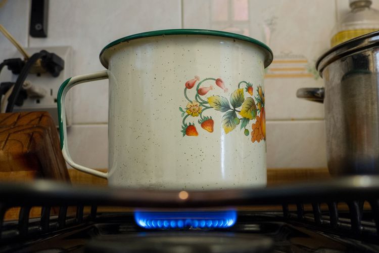 Ilustrasi merebus daun sirih