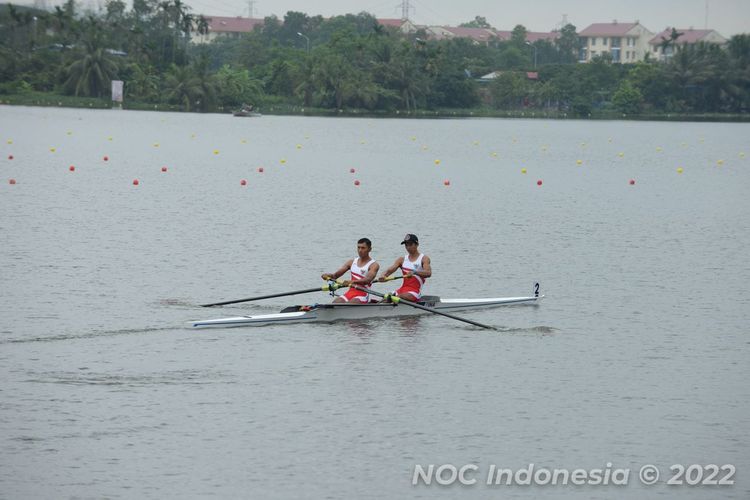 Tim Indonesia dari cabang olahraga rowing tengah tengah berlomba pada ajang SEA Games Vietnam 2021, Selasa (10/5/2022).
