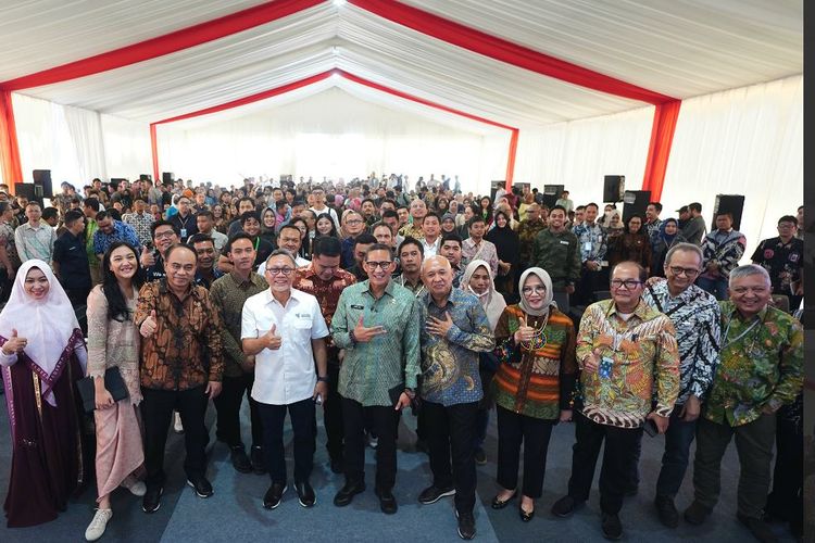 Mendang Zulkifli Hasan bersama para pembicara yang hadir di to Indonesia Startup Ecosystem Summit (ISES) 2023. 