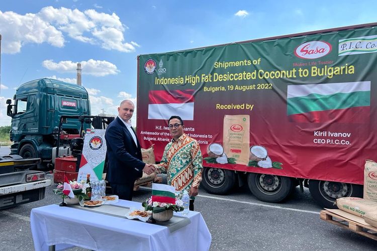 Pemerintah melalui Kedutaan Besar RI untuk Bulgaria mengawal pengiriman perdana kontainer tepung kelapa dari Indonesia, dan didistribusikan ke P.I.C.Co. Ltd, di Bulgaria, Sabtu (20/8/2022).