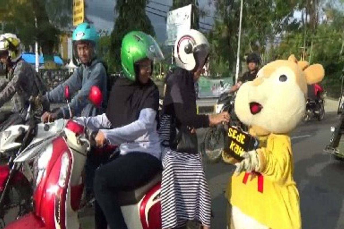 Ilustrasi badut yang sedang beratraksi di pinggir jalan.