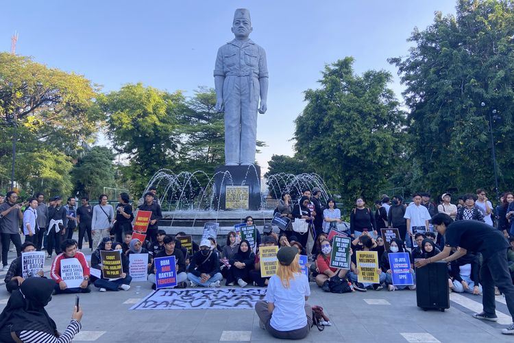 Di Depan Grahadi, Aliansi Surabaya Menggugat Desak Pemerintah Evaluasi Kebijakan yang Rugikan Masyarakat
