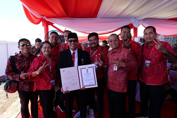 Bupati Tabanan Dr I Komang Gede Sanjaya menerima penghargaan Satyalancana Wirakarya.