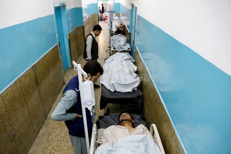 Para pasien korban ledakan bom bunuh diri di pesta pernikahan Kabul, Afghanistan, menerima perawatan pada Minggu (18/8/2019). Ledakan itu menewaskan 63 orang dan melukai 182 lainnya terluka.