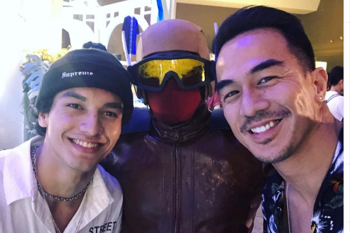 Aktor Joe Taslim dan Jefri Nichol foto bersama karakter superhero Indonesia Gundala.