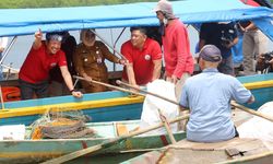 Menteri Trenggono bersama Nelayan Bersihkan Sampah di Laut Tanjungpinang