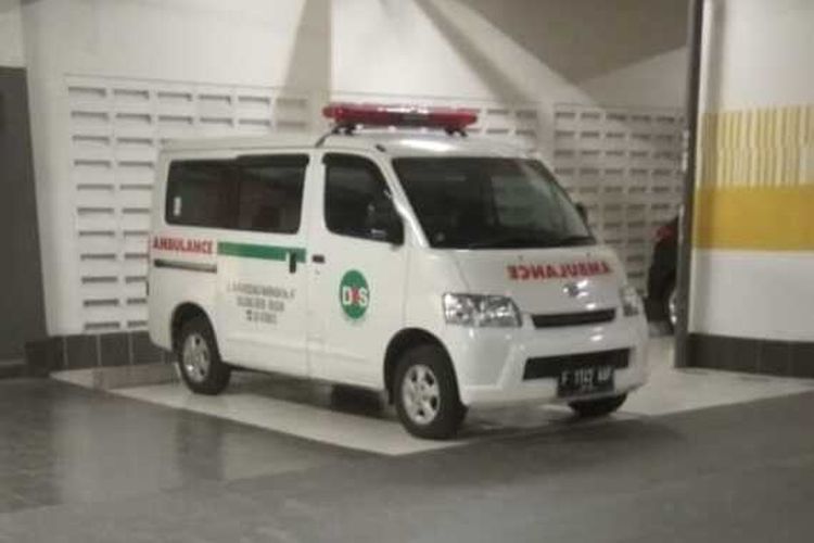 Kondisi sebelum mobil ambulans yang terparkir di halaman depan Klinik Dentisari, Desa Kedung Waringin, Kecamatan Bojonggede, Kabupaten Bogor, Jawa Barat raib digondol maling pada Rabu (7/7/2021).