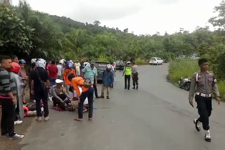 Petugas mudik menangani korban kecelakaan pengendara roda dua Vs Minibus Avansa di kilometer 5 Malili-Sorowako, Luwu Timur, Kamis (30/05/2019)