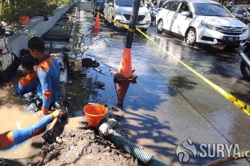 Pipa PDAM di Surabaya Bocor, Jalan Tergenang, Lalu Lintas Tersendat