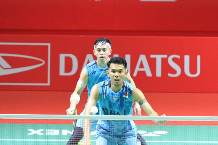 Aksi ganda putra Indonesia, Fajar Alfian/Muhammad Rian Ardianto, saat menghadapi Lee Jhe-huei/Yang P Hsuan (Taiwan) pada laga babak pertama Indonesia Masters 2024 di Istora Senayan, Jakarta, pada Selasa (23/1/2024).