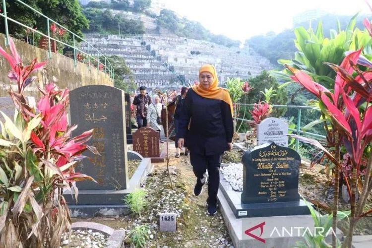 Gubernur Jatim Khofifah Indar Parawansa berziarah di makam dua PMI korban COVID-19 di Chai Wan Muslim Cemetery Hong Kong, Selasa (16/5/2023). ANTARA/HO-Biro Adpim Jatim