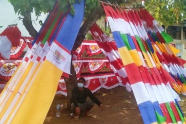 Foto : Mas Bubun, pria asal Garut Jawa Barat datang menjual bendera di kota Larantuka Kabupaten Flores Timur. 