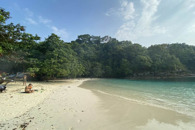 Suasana pagi di Pantai Teluk Hantu, Minggu (6/8/2023).