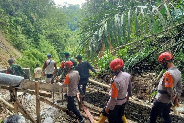Regu Tim Evakuasi Kantor SAR Medan melakukan pencarian korban longsor terakhir di Desa Sugihen, Senin (27/9/2021).